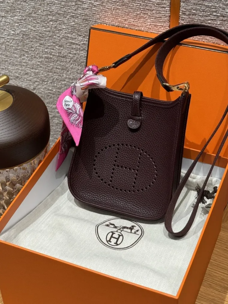 Hermes Сумка Evelyne 16 см Clemence 0G/Rouge Seller