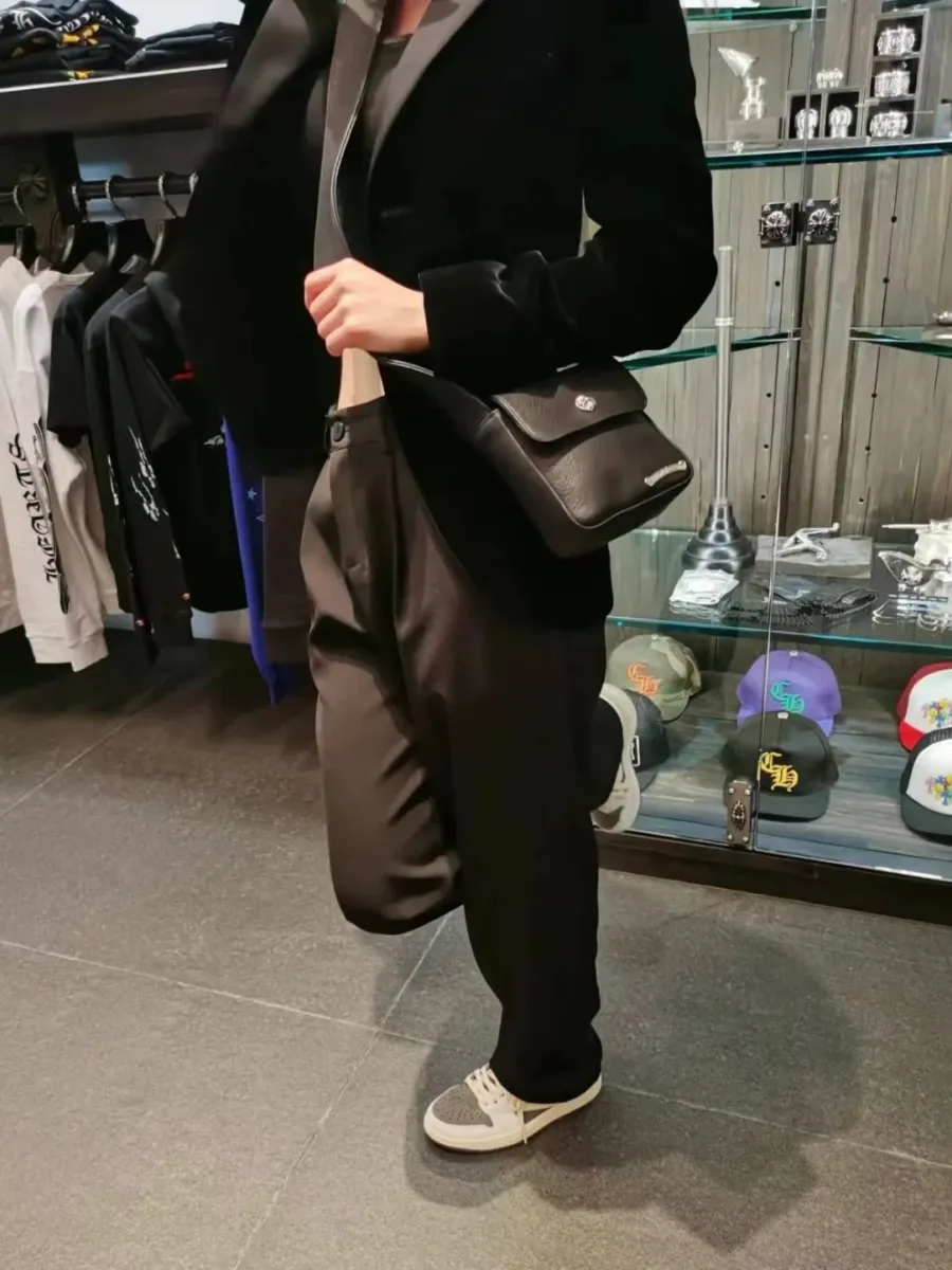 Металлическая застежка на сумке Chrome Hearts