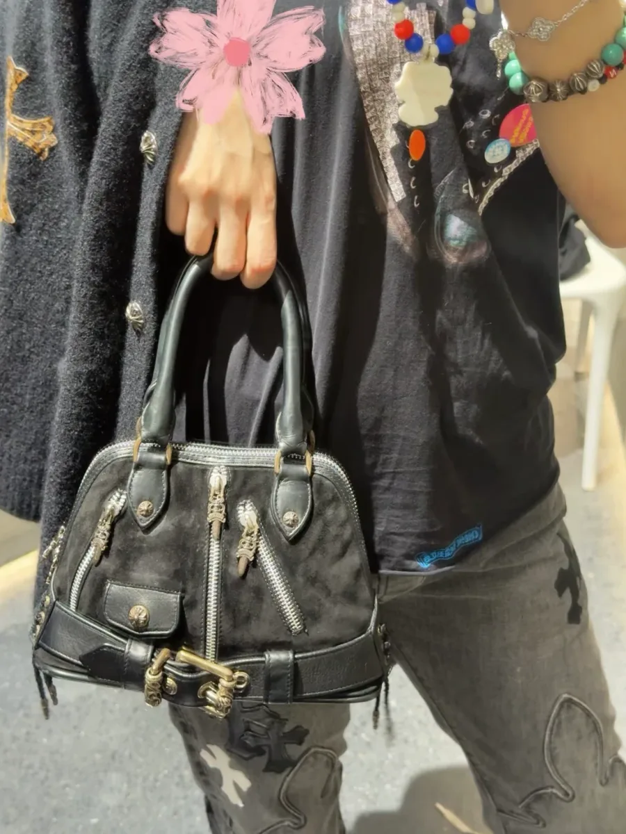 Вид спереди сумки Chrome Hearts кожа
