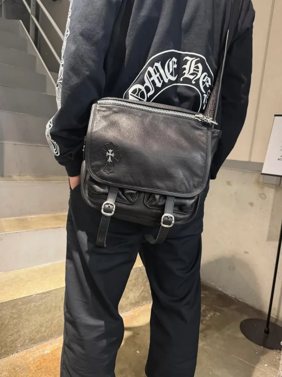 Вид сумки Chrome Hearts сверху на ремне