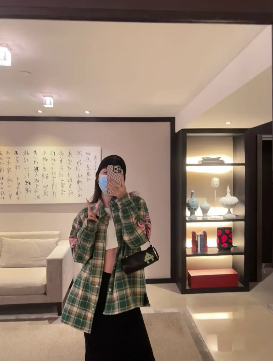 Сумка-цилиндр Chrome Hearts, вид снизу