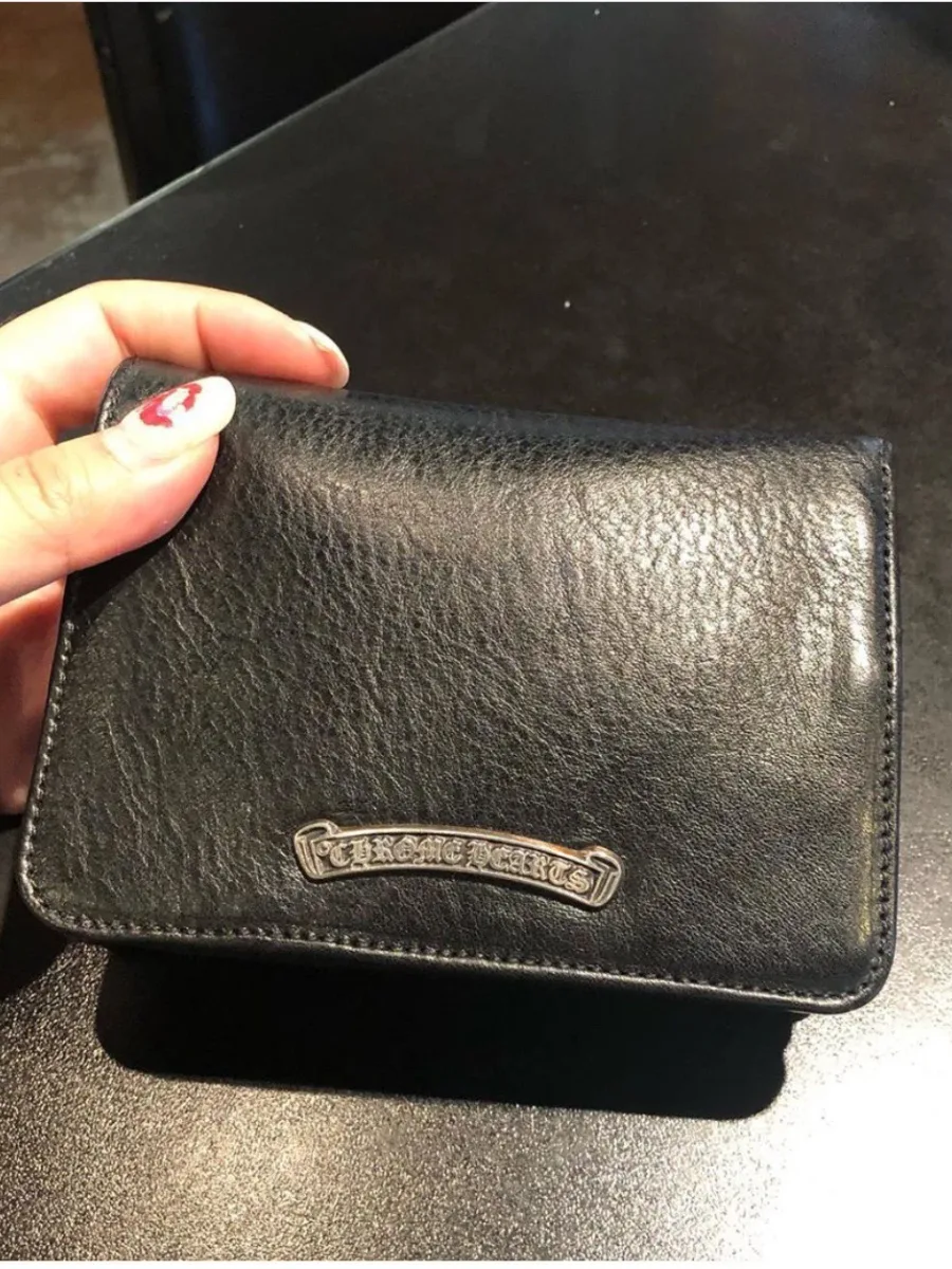 Задняя сторона черного кожаного аксессуара Chrome Hearts