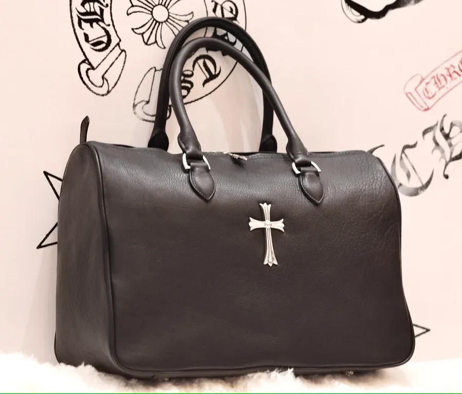 Серебряная фурнитура на ручке сумки Chrome Hearts