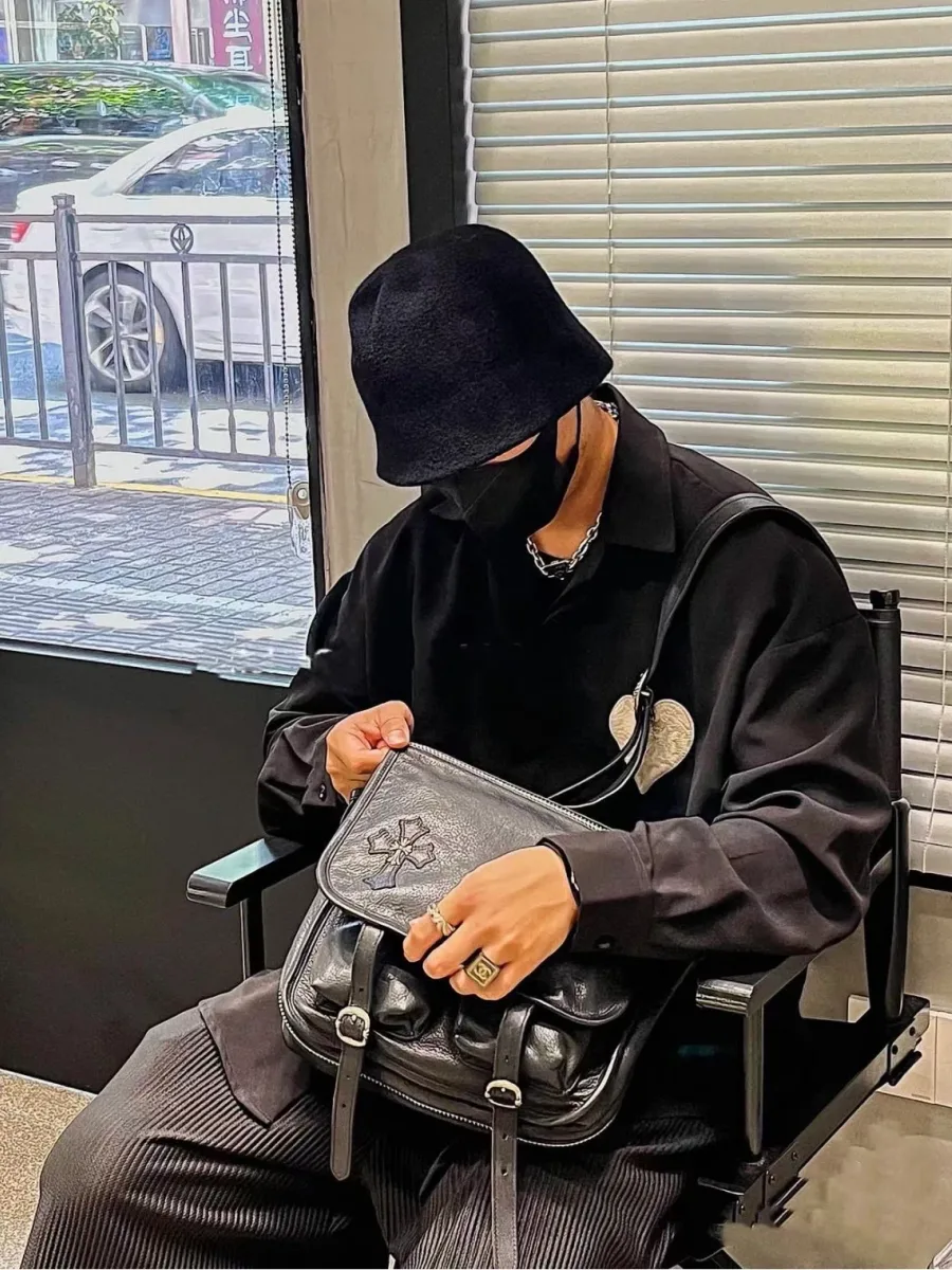 Текстура натуральной кожи сумки Chrome Hearts макро