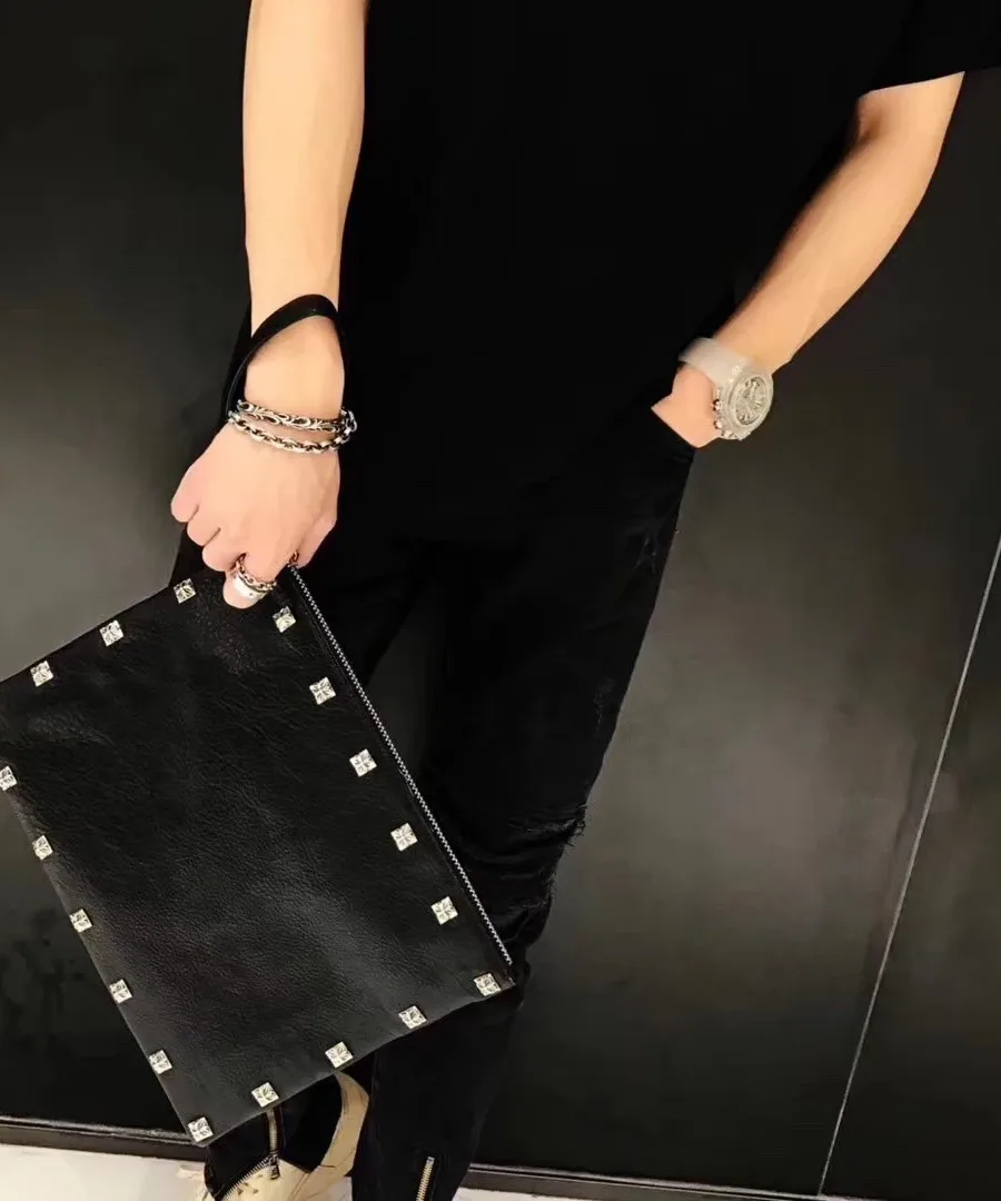 Клатч Chrome Hearts из зернистой кожи в ракурсе три четверти
