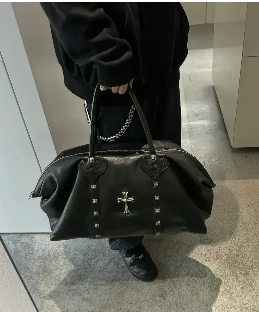 Серебряная фурнитура на ручках сумки Chrome Hearts