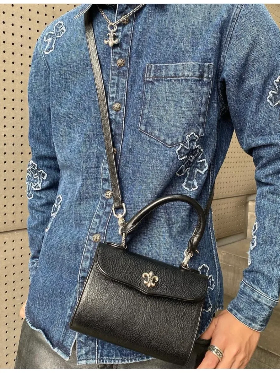Детализированная серебряная застежка на сумке Chrome Hearts