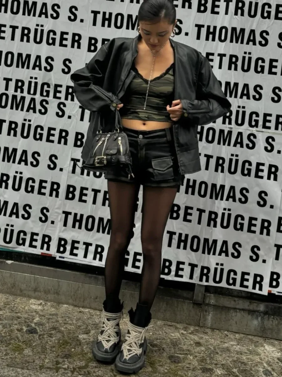 Вид сзади кожаной сумки Chrome Hearts