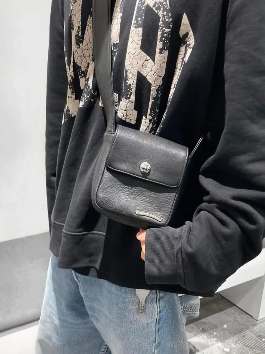 Вид сзади на черную сумку Chrome Hearts