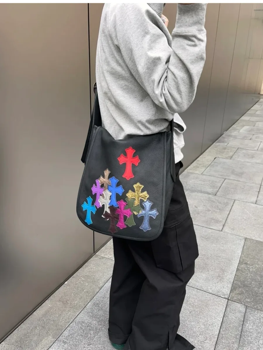 Задний карман кожаной сумки Chrome Hearts
