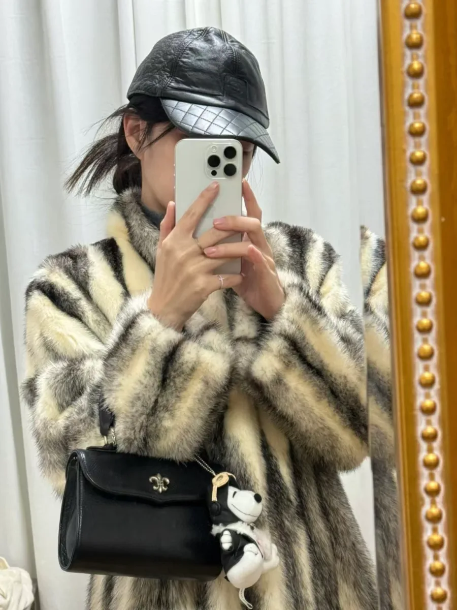 Вид сзади на черную сумку Chrome Hearts