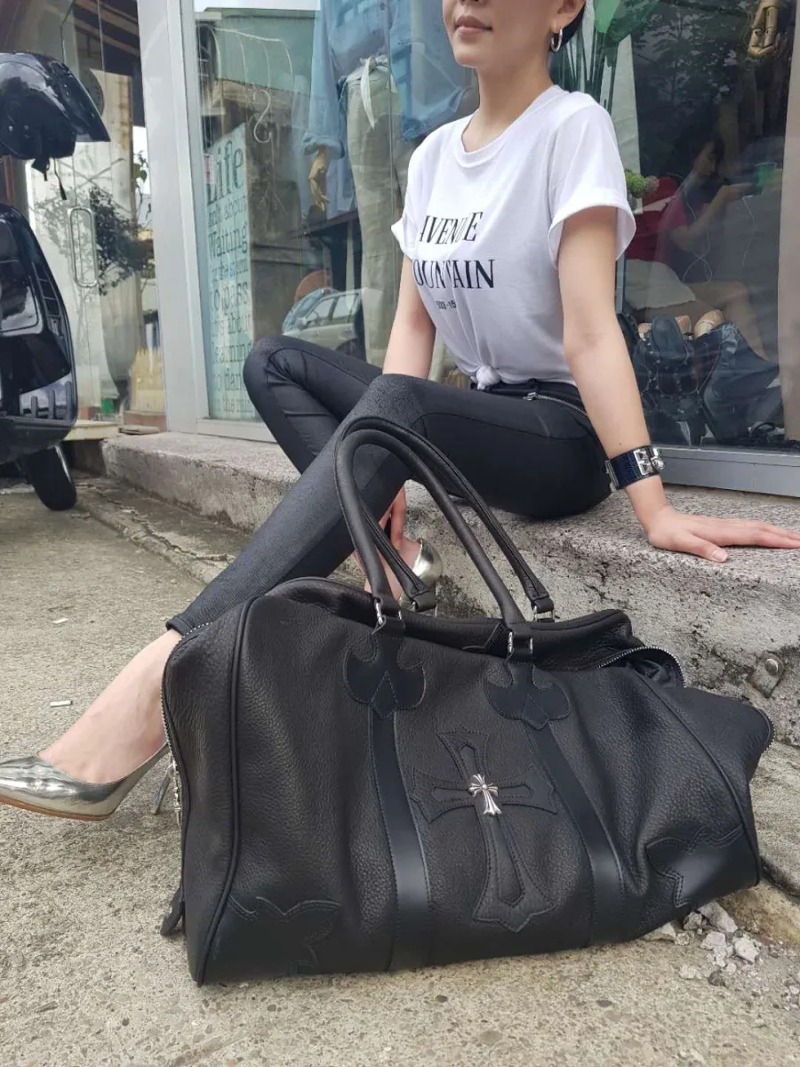 Крупный план серебряного логотипа Chrome Hearts