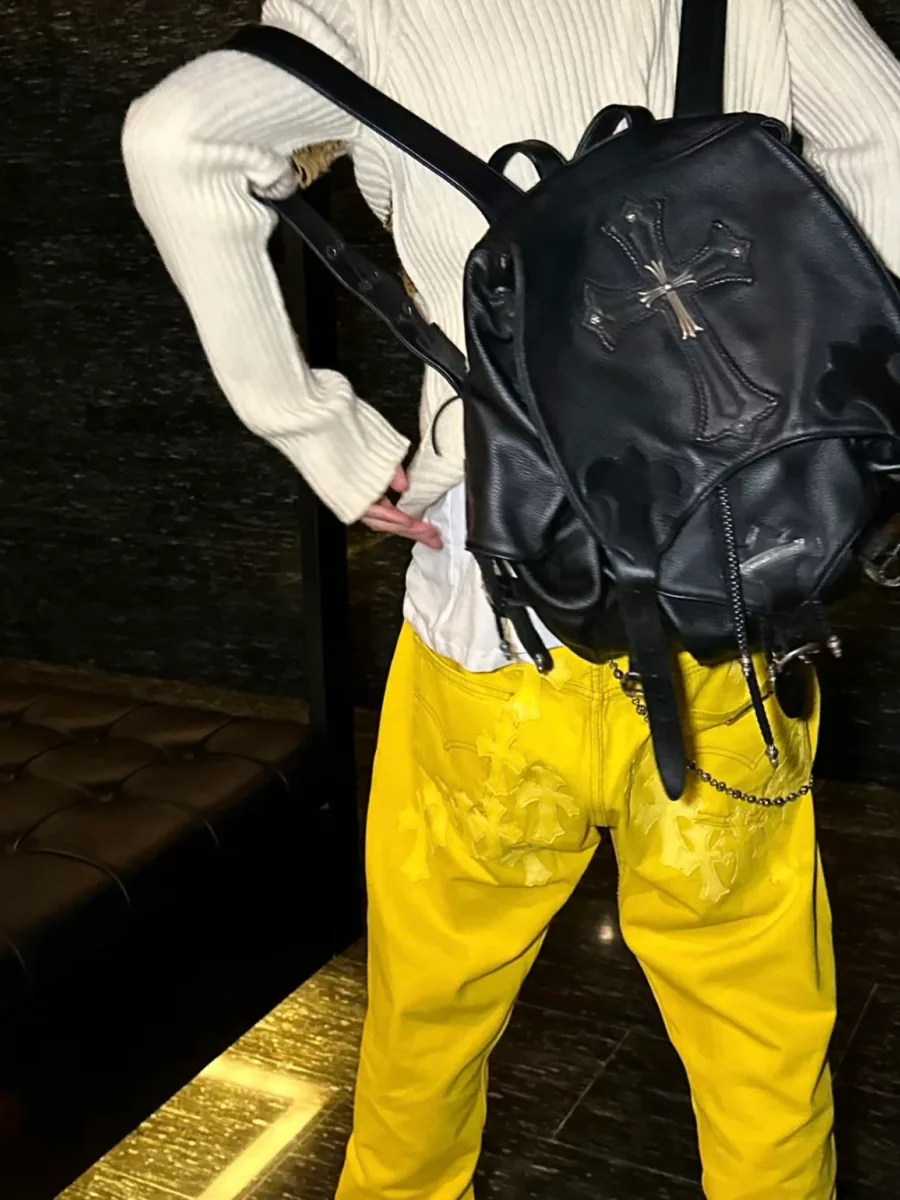 Вид рюкзака Chrome Hearts сбоку