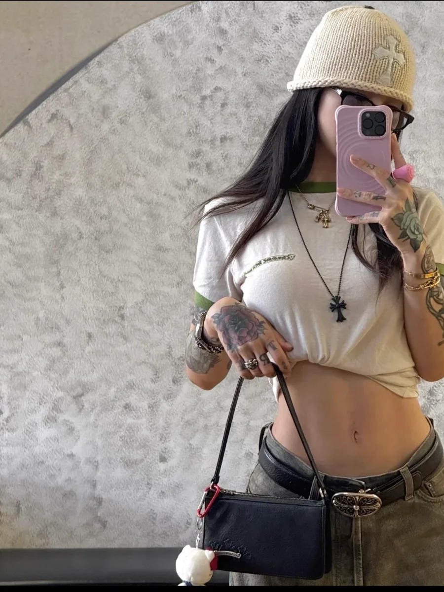 Серебряная фурнитура на кожаной сумке Chrome Hearts
