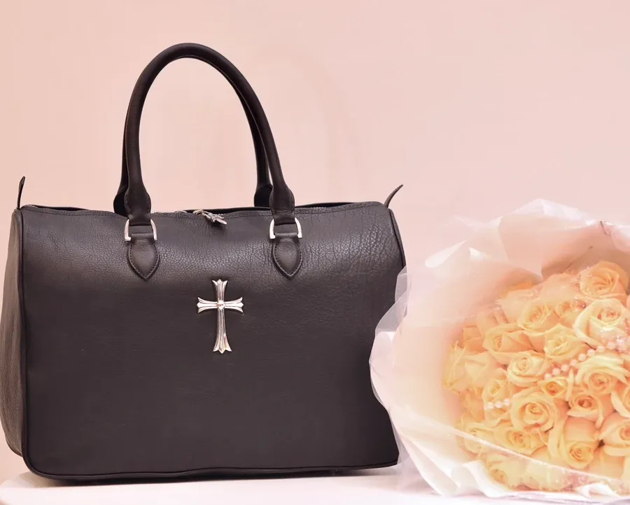 Фирменный серебряный логотип Chrome Hearts на сумке