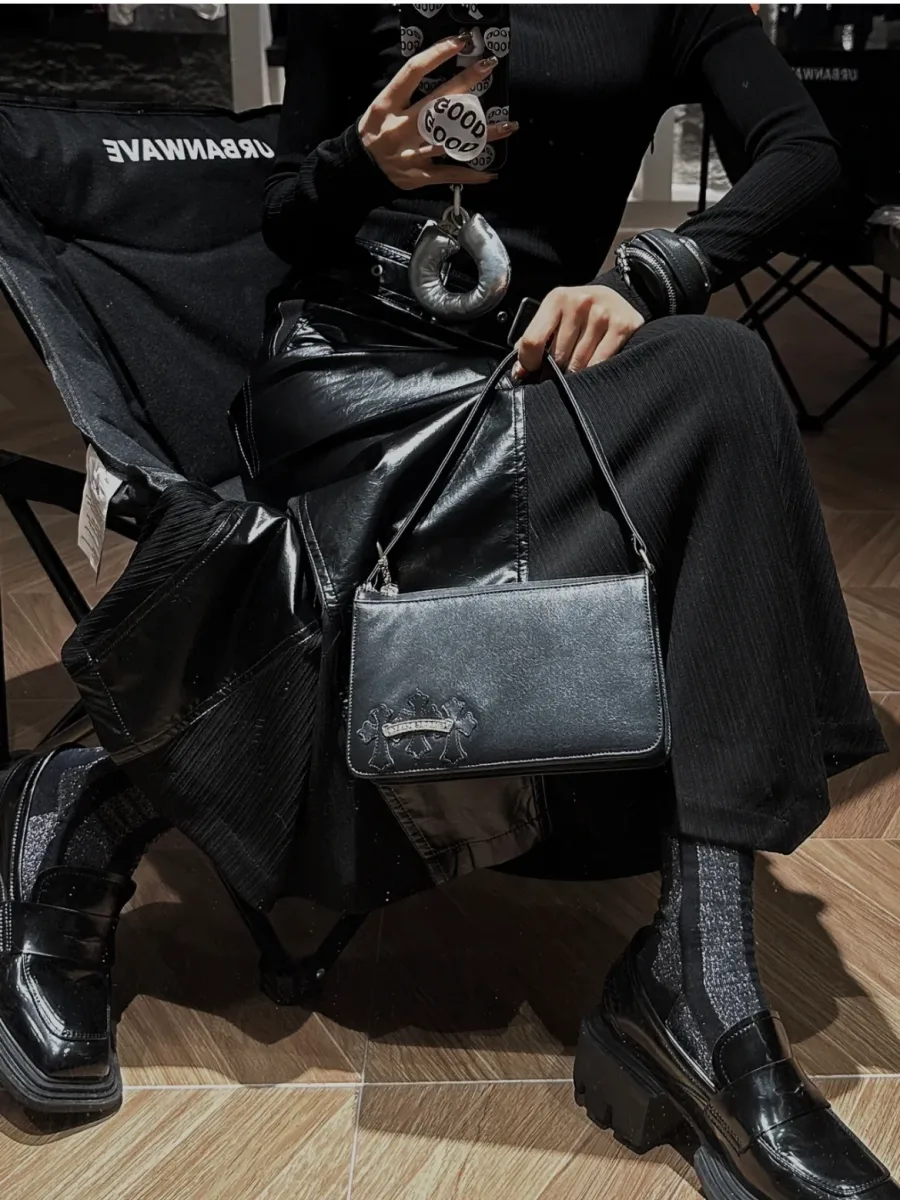 Крупный план серебряного логотипа Chrome Hearts