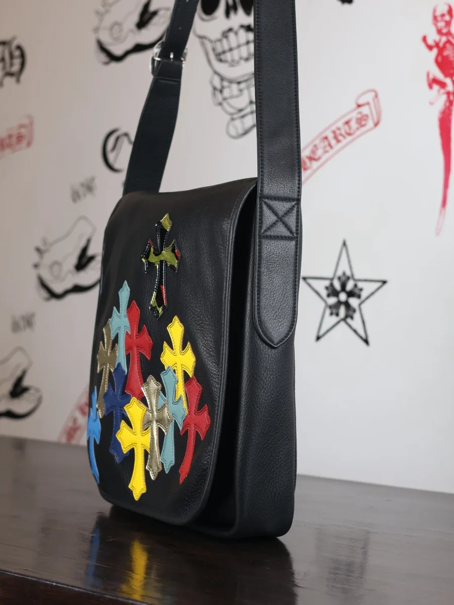 Вид сзади на сумку Chrome Hearts с фурнитурой