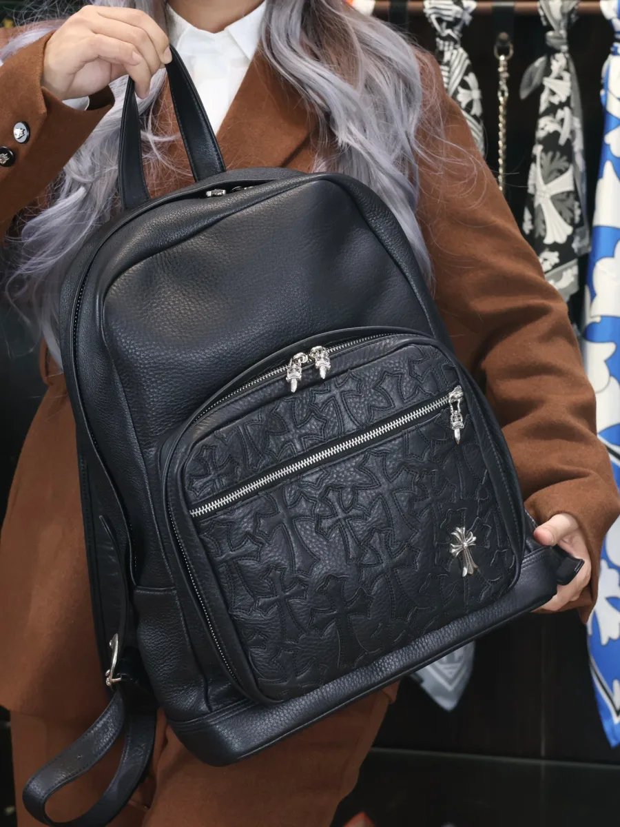 Внутреннее отделение и подкладка рюкзака Chrome Hearts