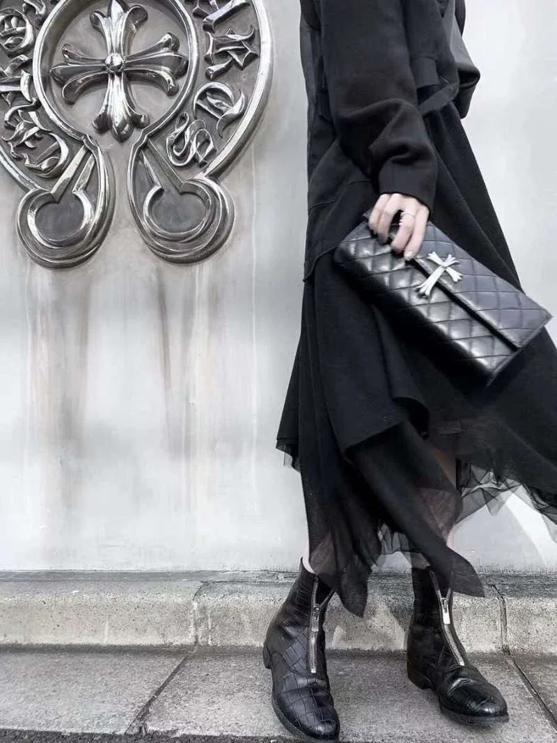 Фирменный логотип Chrome Hearts внутри кожаного клатча