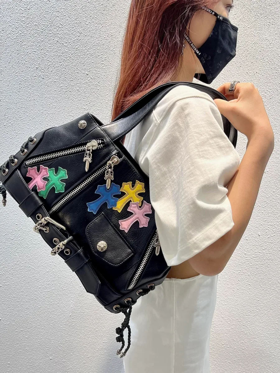 Крупный план серебряной фурнитуры Chrome Hearts