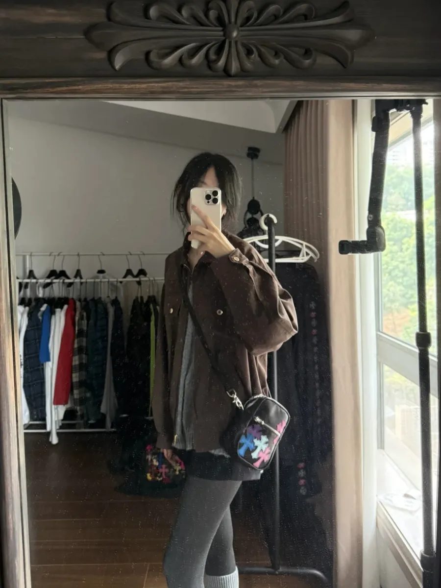 Фирменный логотип Chrome Hearts на фурнитуре