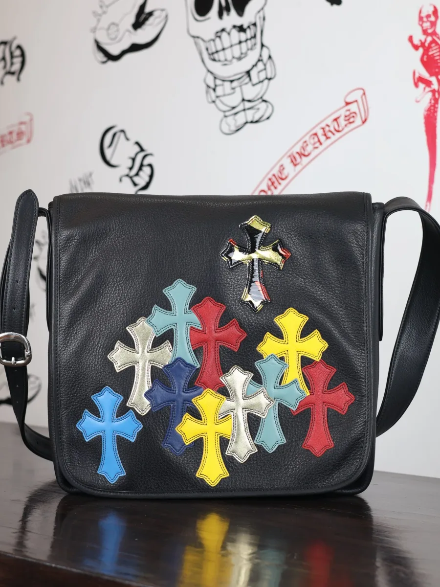 Разноцветная кожаная сумка Chrome Hearts с патчами