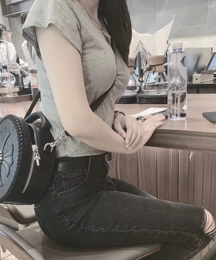 Задняя сторона кожаной сумки Chrome Hearts
