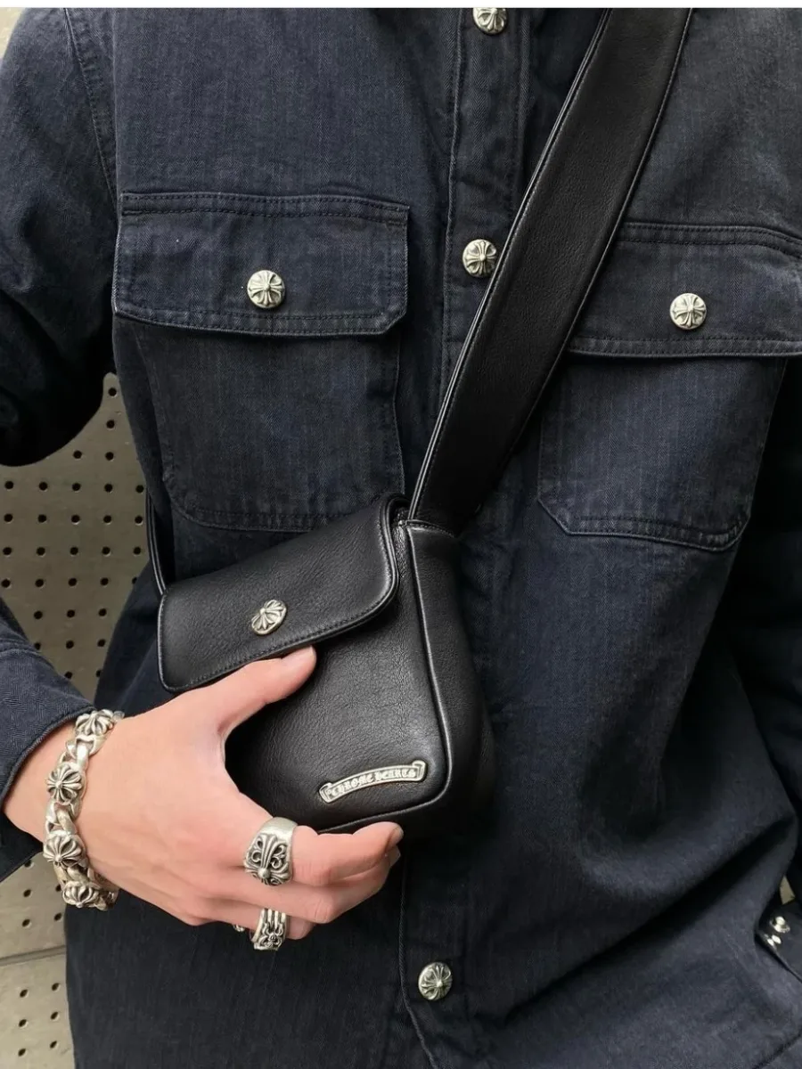 Крупный план серебряного логотипа Chrome Hearts
