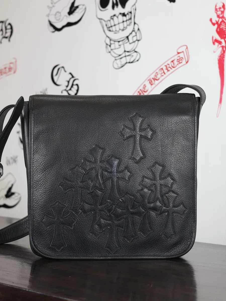 Черная кожаная сумка Chrome Hearts с серебром