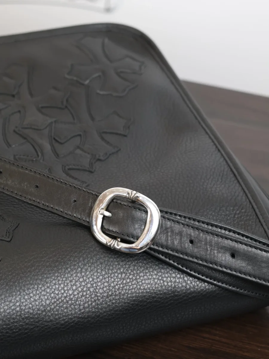 Внутренняя отделка кожаной сумки Chrome Hearts