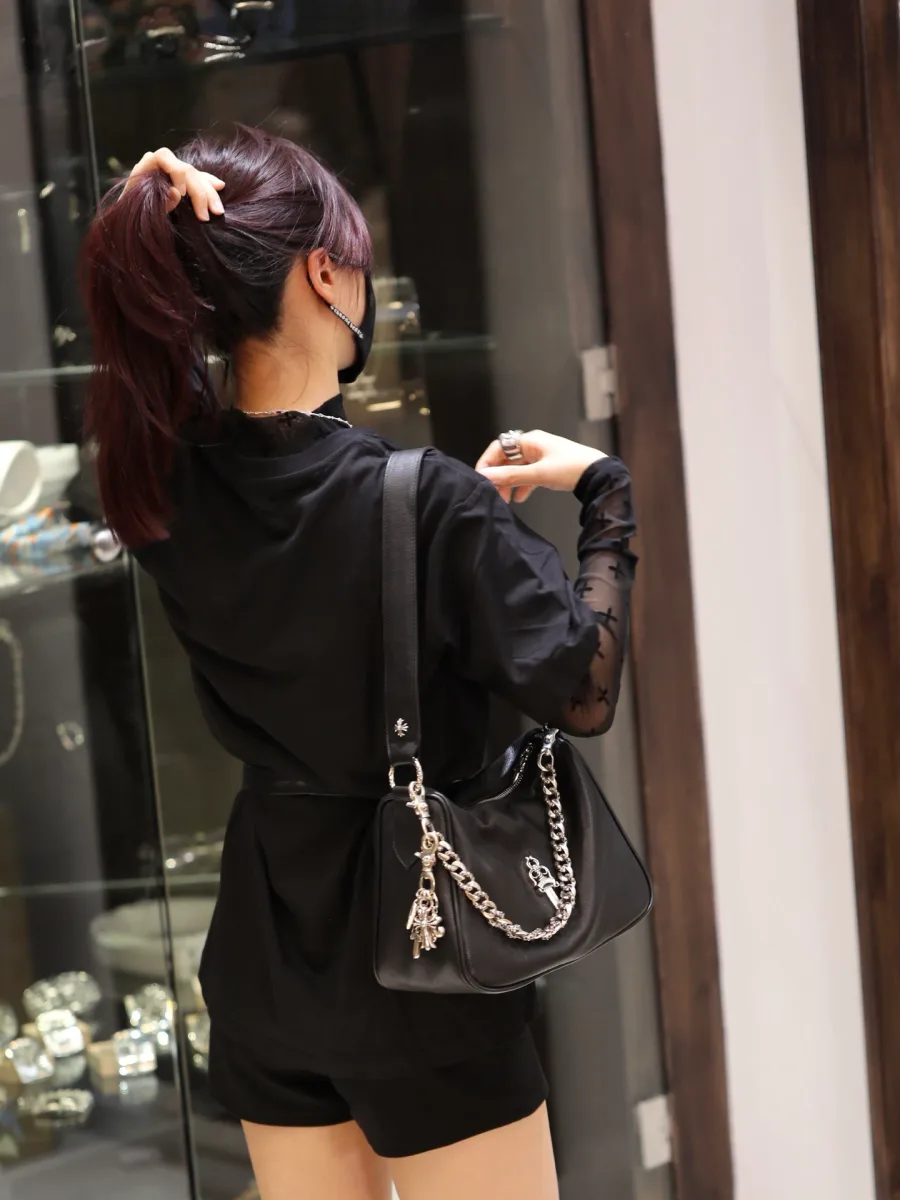 Текстура натуральной кожи сумки Chrome Hearts