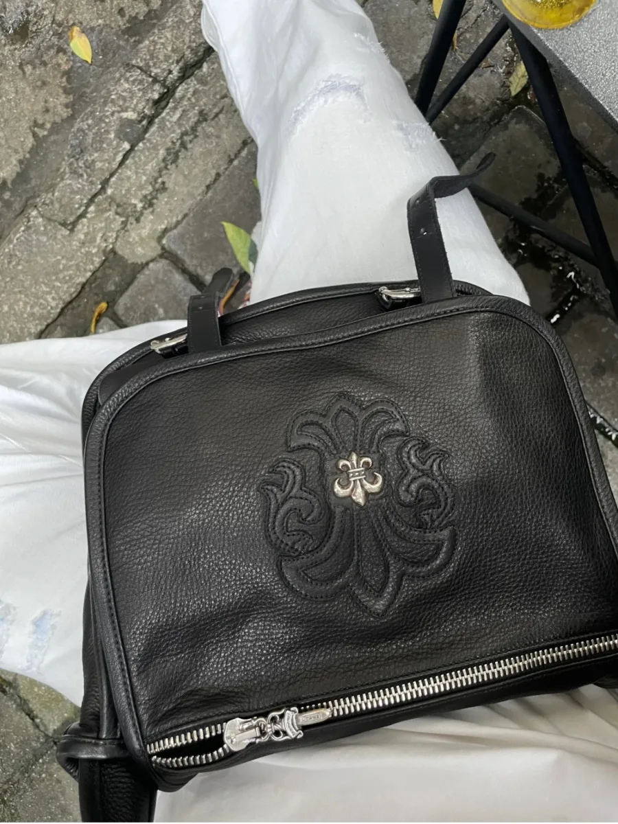 Нижняя часть кожаной сумки Chrome Hearts