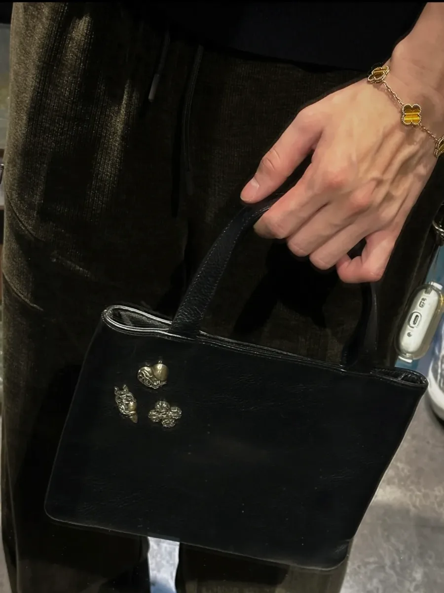 Нижняя часть сумки Chrome Hearts с металлическими ножками