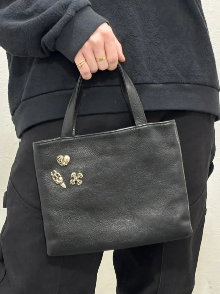 Текстура кожи и текстильные вставки сумки Chrome Hearts