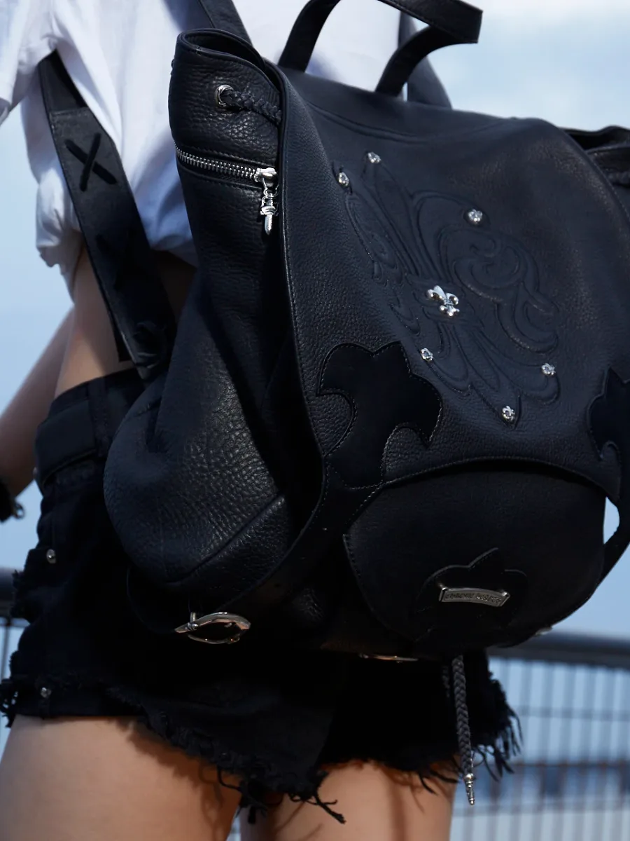 Фирменный логотип на рюкзаке Chrome Hearts