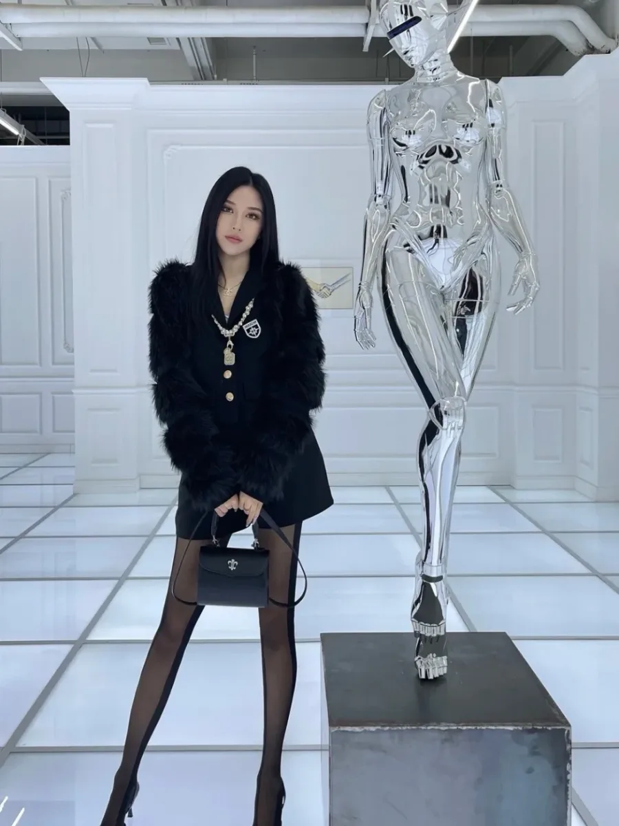 Вид сбоку на кожаную сумку Chrome Hearts K662