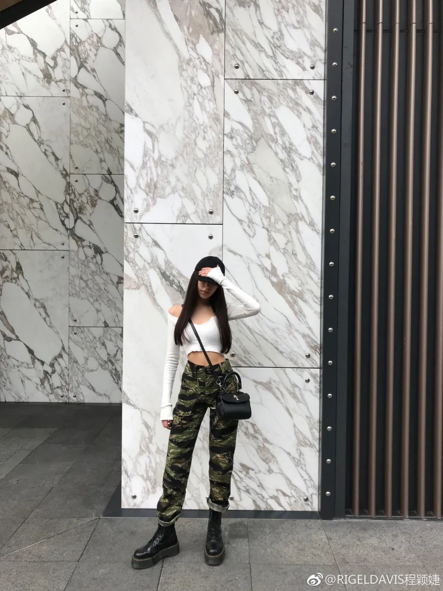 Внутреннее отделение черной кожаной сумки Chrome Hearts