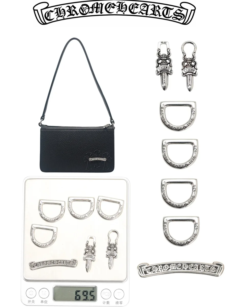 Вид спереди на черную сумку Chrome Hearts
