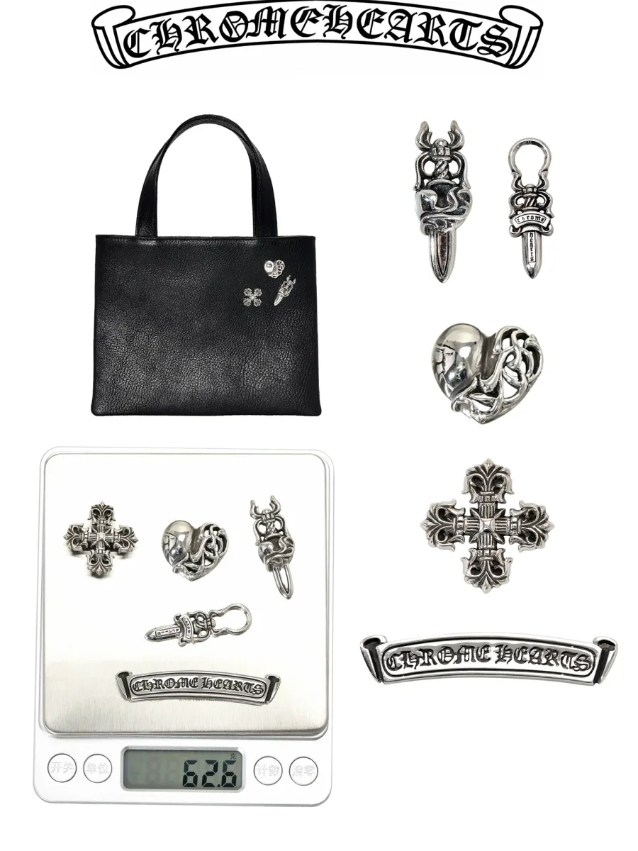 Крупный план серебряной застежки на сумке Chrome Hearts