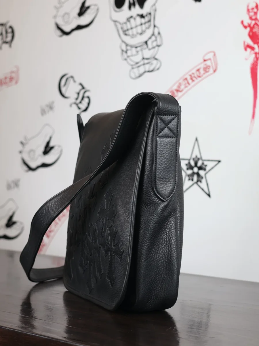 Крупный план серебряной фурнитуры Chrome Hearts