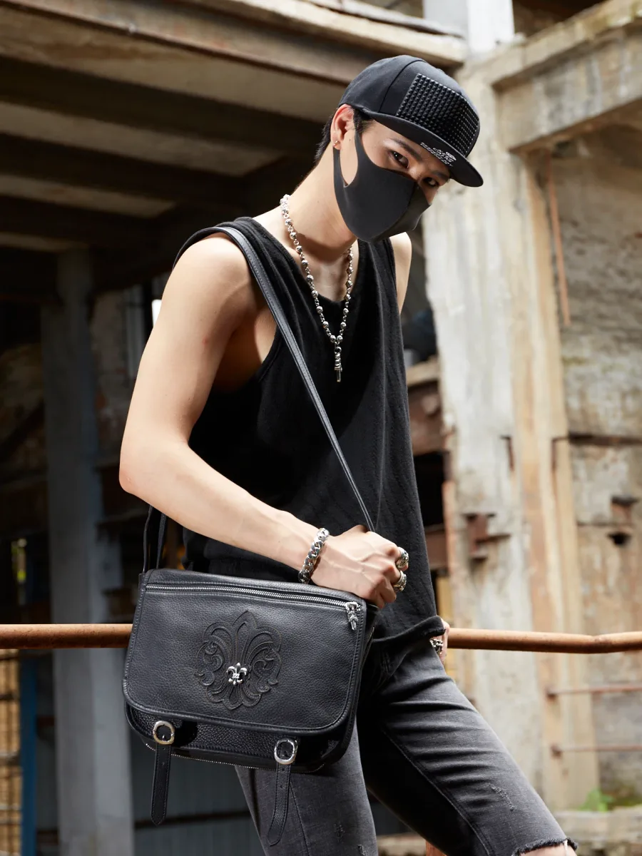 Сумка Chrome Hearts в полный рост сбоку