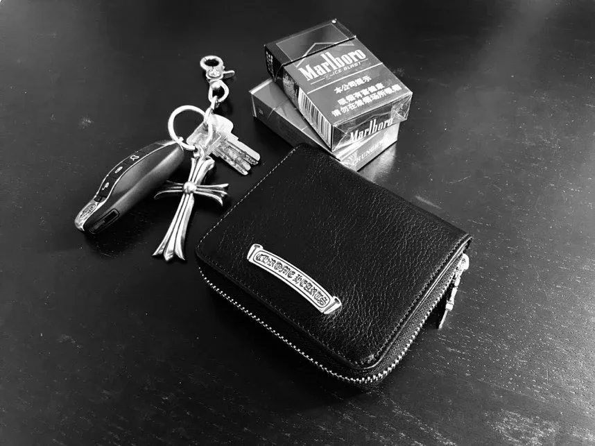 Крупный план серебряной фурнитуры кошелька Chrome Hearts