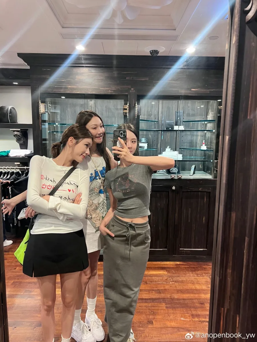Крупный план серебряной фурнитуры на сумке Chrome Hearts