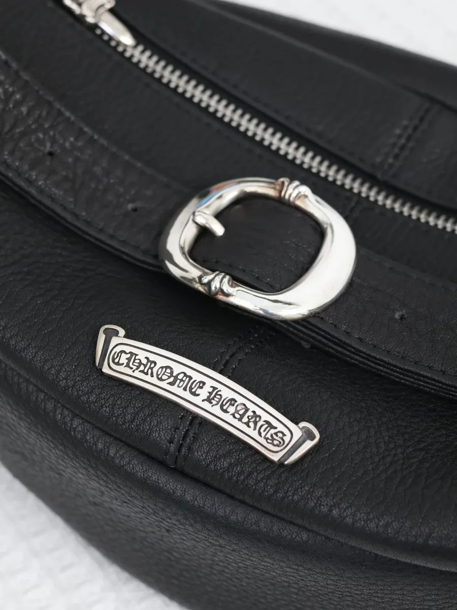 Тисненый логотип Chrome Hearts на коже