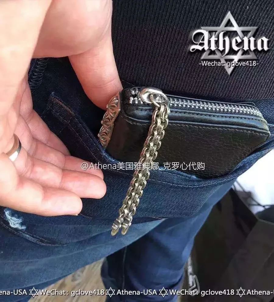 Вид на кожаный кошелек под углом сверху