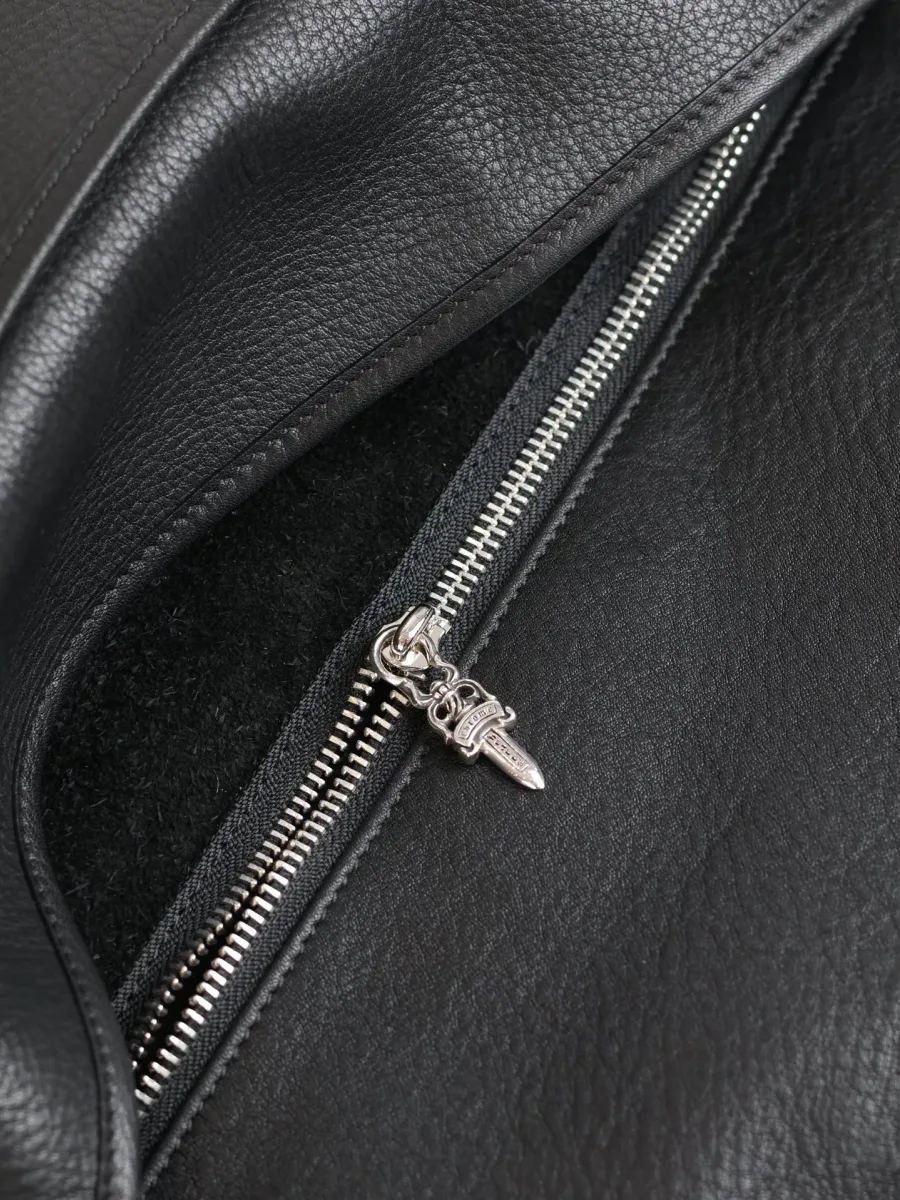 Вид на ручки кожаной сумки Chrome Hearts