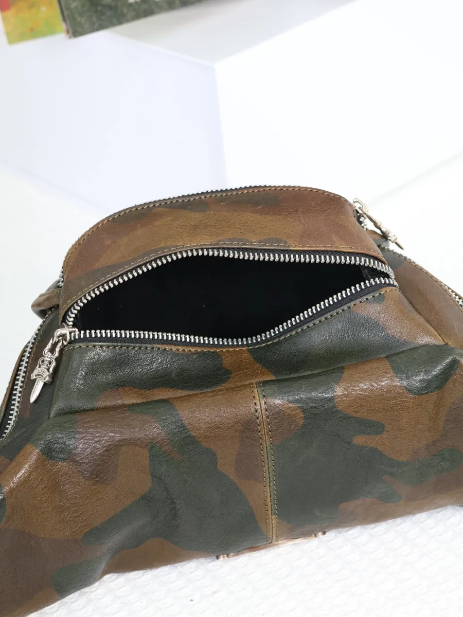 Вид спереди на камуфляжную сумку Snat Pack
