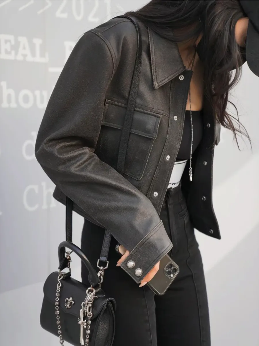 Крупный план серебряной фурнитуры Chrome Hearts