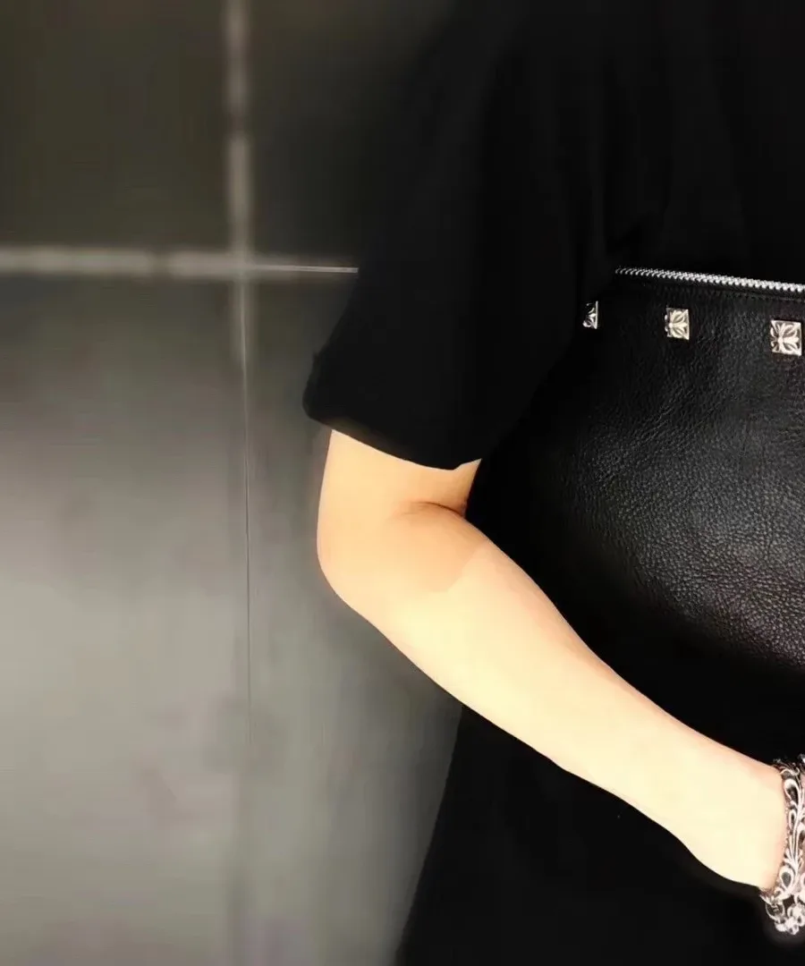 Клатч Chrome Hearts из черной кожи в горизонтальном положении