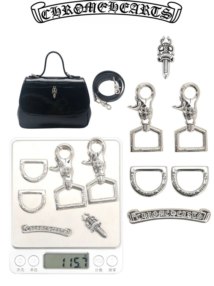 Вид спереди на лакированную сумку Chrome Hearts